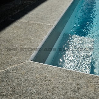 Bordo piscina in pietra naturale Cenere