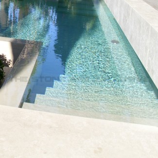 Pavimento in pietra naturale Venus Soft in piscina privata