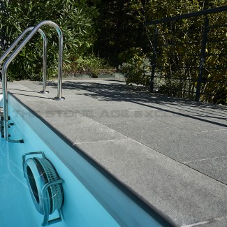 Pavimento e bordo piscina in pietra naturale Cenere in piscina privata
