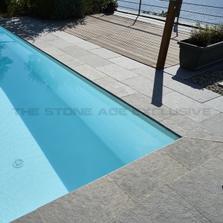 Pavimento e bordo piscina in pietra naturale Cenere in piscina privata