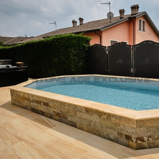 bordo piscina e pavimento in pietra naturale Wooden in piscina privata