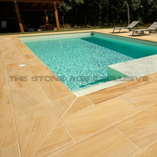 bordo piscina e pavimento in pietra naturale Wooden in piscina privata