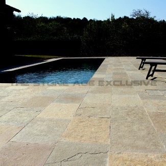 pavimento in pietra naturale Terra Toscana in piscina privata