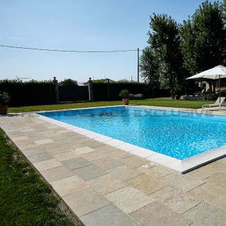 pavimento in pietra naturale Terra Toscana in piscina privata