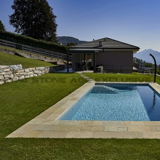 bordo piscina e pavimento in pietra naturale Versilia Brown in piscina privata