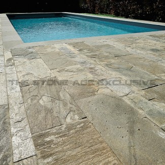pavimento in pietra naturale Silver e Gold e bordo piscina in pietra naturale Cenere in abitazione privata