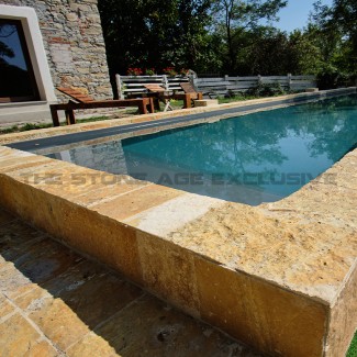 pavimento in pietra naturale Ambra in piscina privata